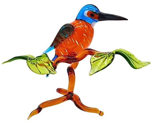 kleiner Eisvogel auf Ast, stehend